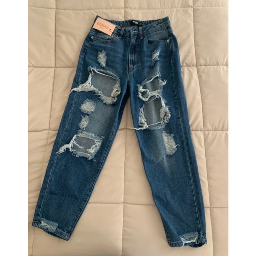 Ripped mom/boyfriend jeans